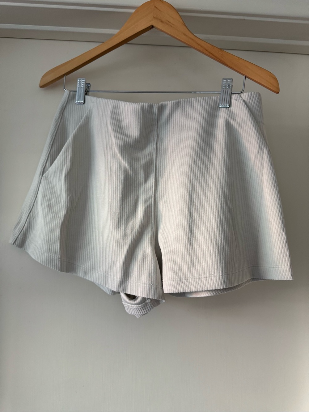 Women's white Ribbed High-Waist Shorts